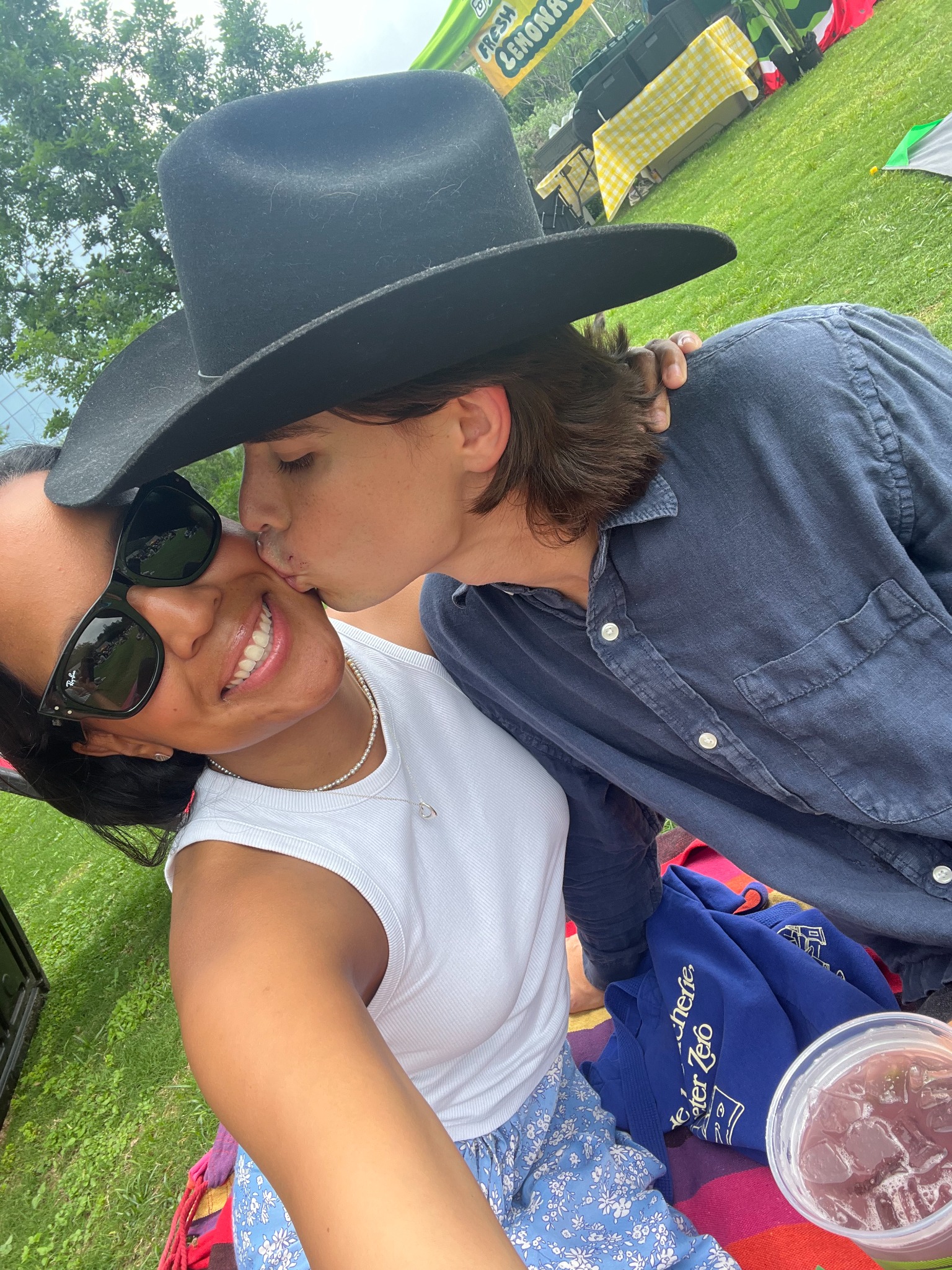 Oscar and Amber sharing a kiss outdoors